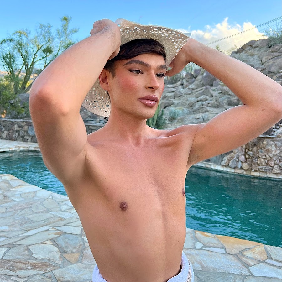 Anthonin torse nu au bord de la piscine